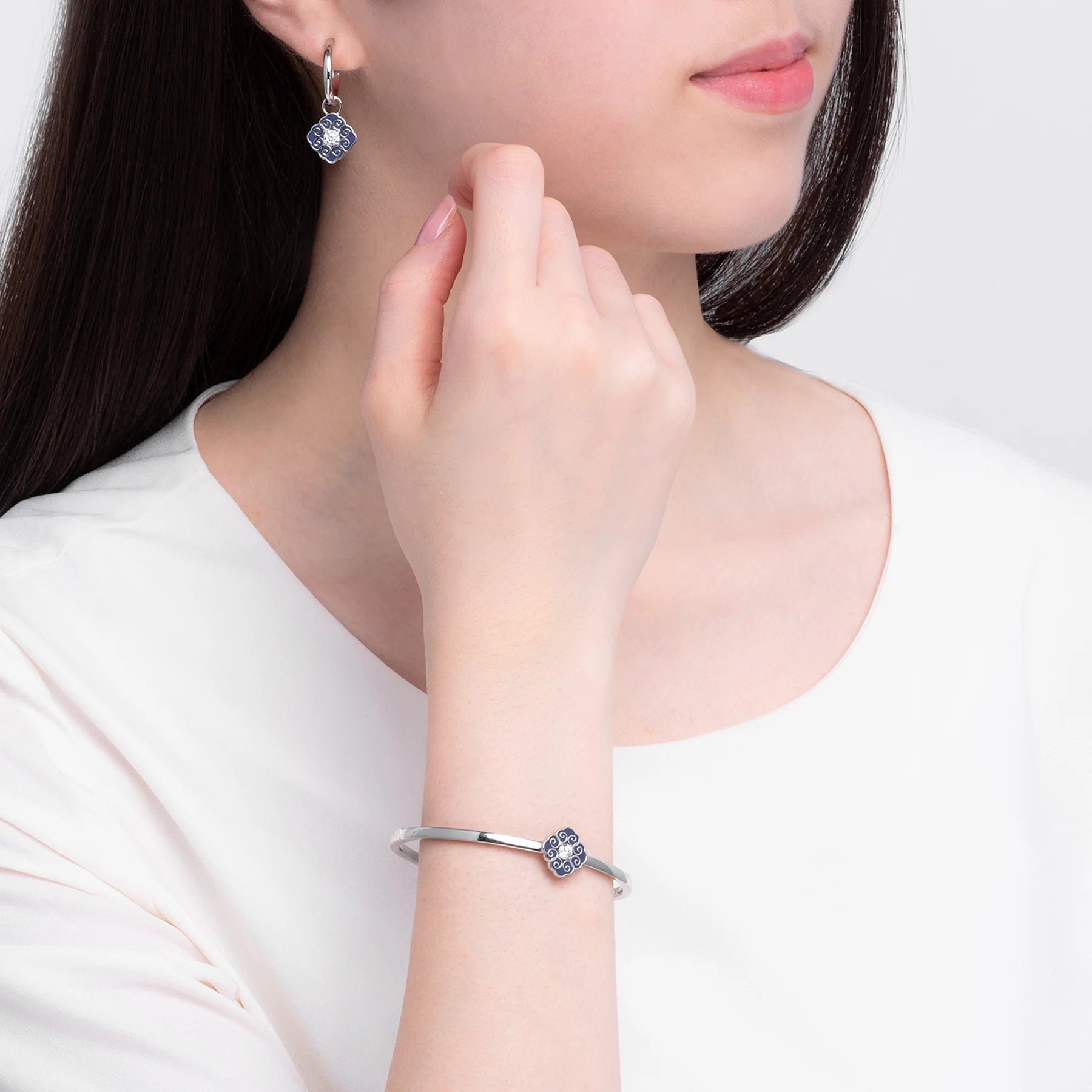 Elegant Bliss Bangle - Image 5