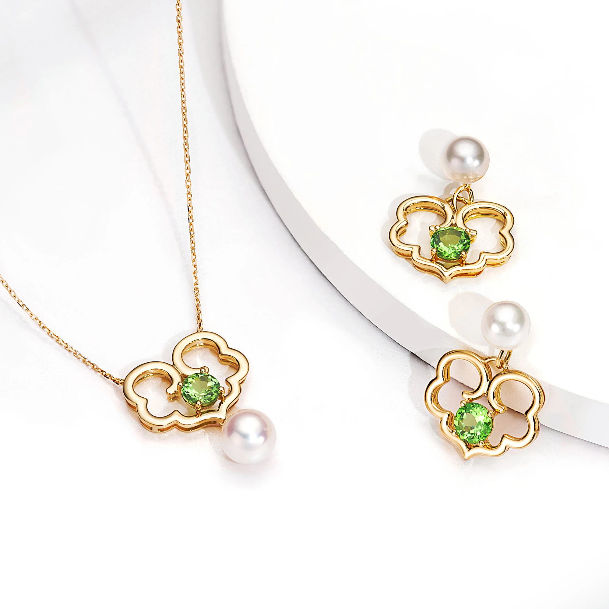 The Timeless Blessings Earrings 18kt Yellow Gold with Tsavorite - Image 4