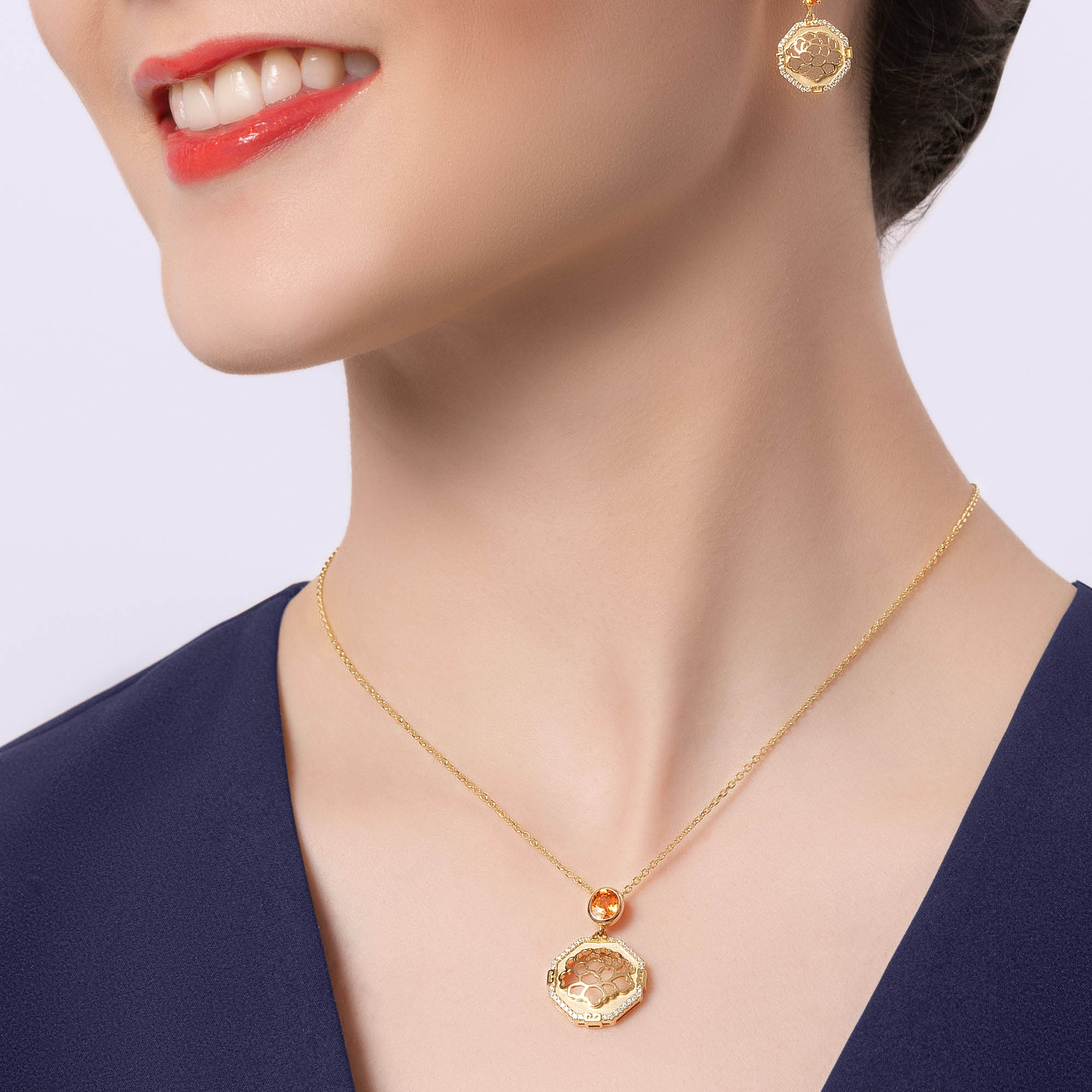 The Tang Elegance Pendant 18kt Yellow Gold with Spessartite Garnet - Image 4