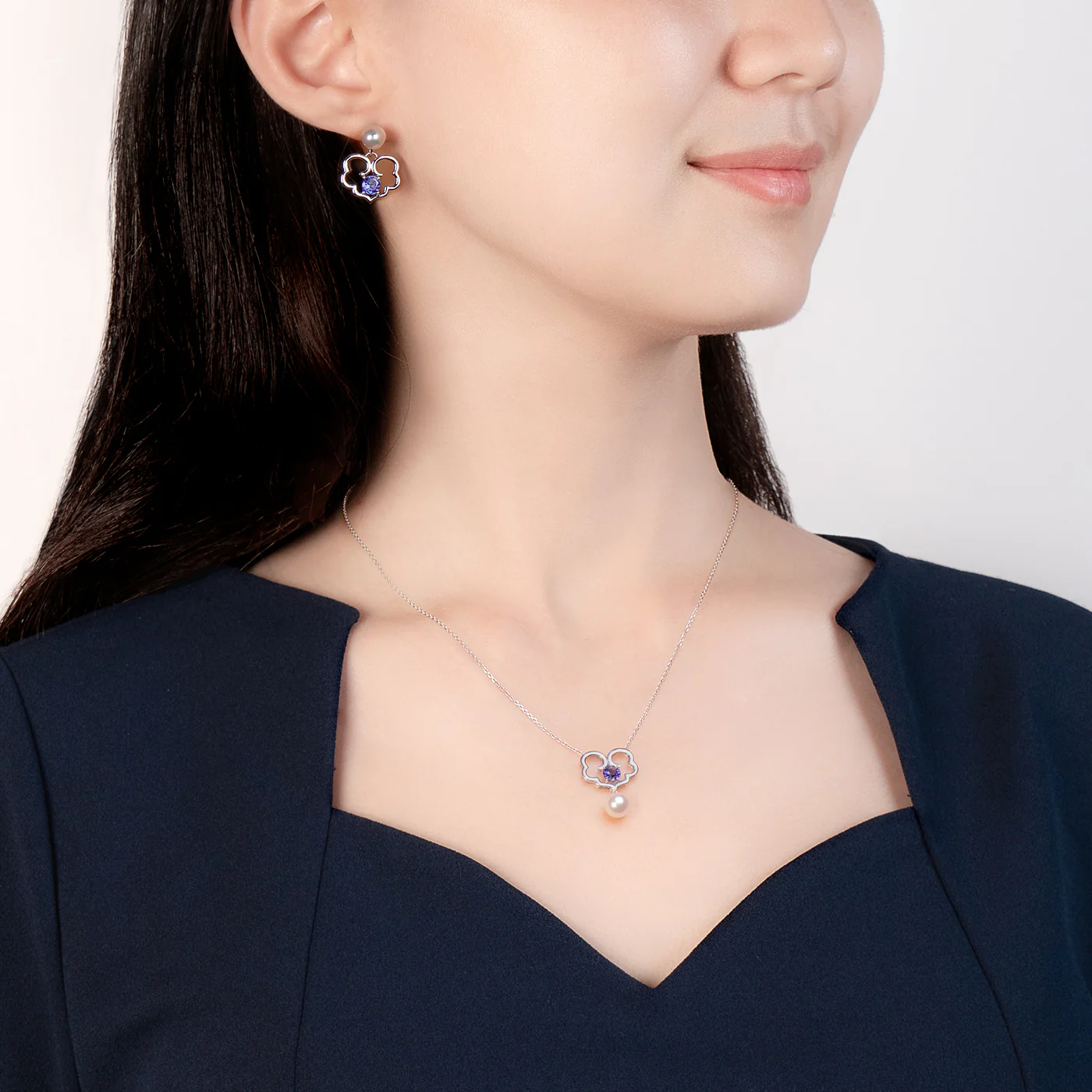 The Timeless Blessings Necklace 18kt White Gold with Tanzanite - Image 4