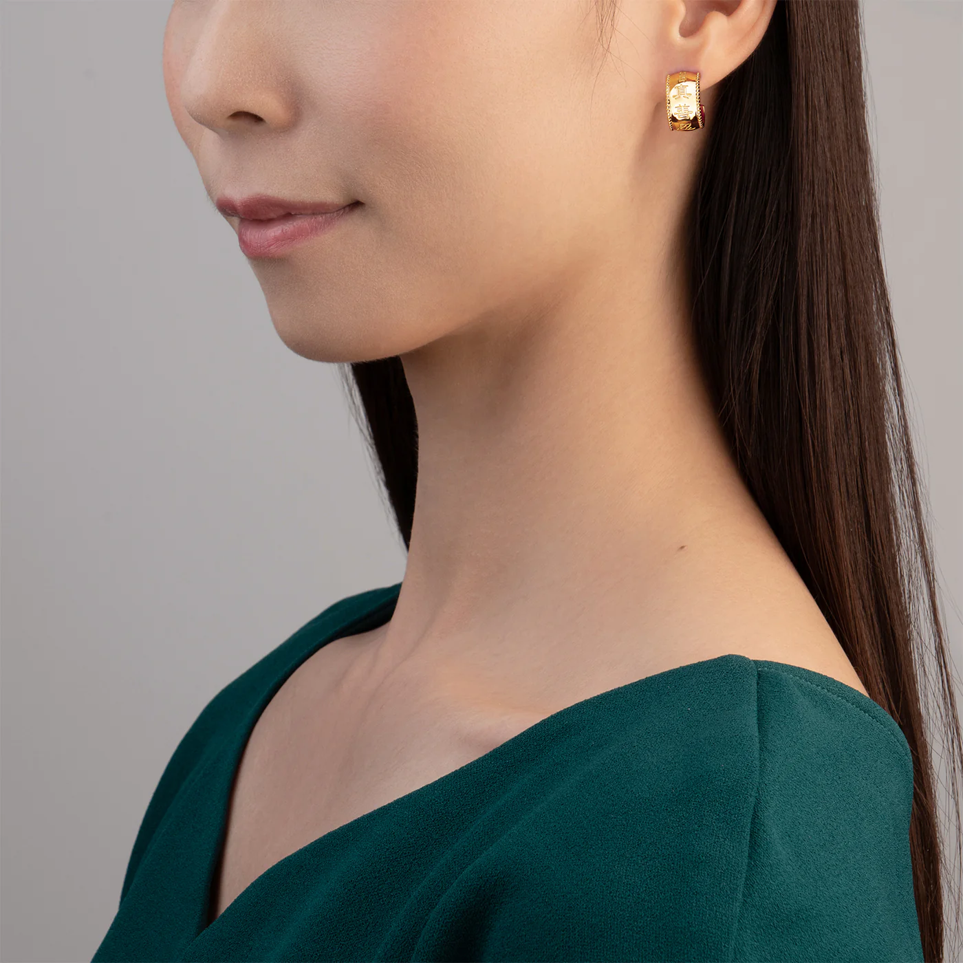 Zhen Shan Ren Wondrous Words Earrings Small Hoops in Gold - Image 3